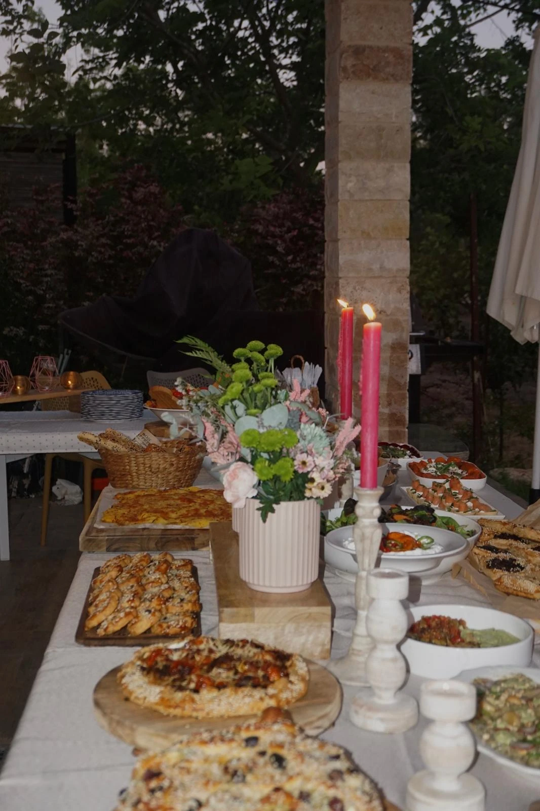 שולחן ערוך עם נרות דולקים