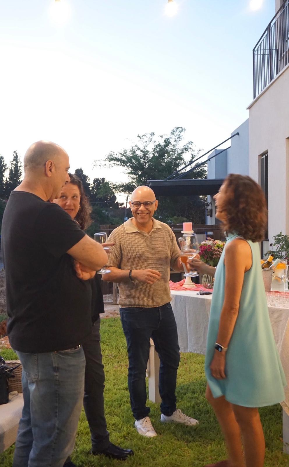 אורחים מרימים כוסית בקבלת הפנים
