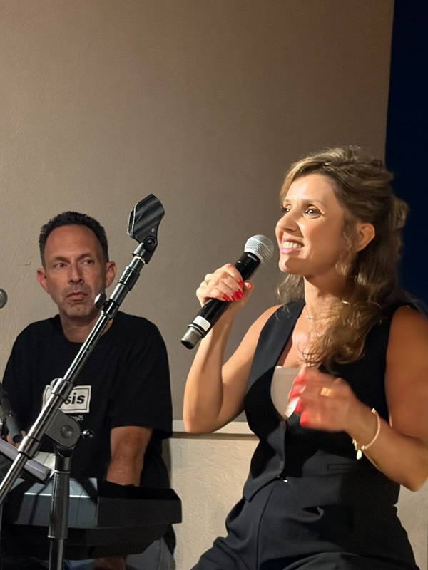 סימה שרה עם מיקרופון