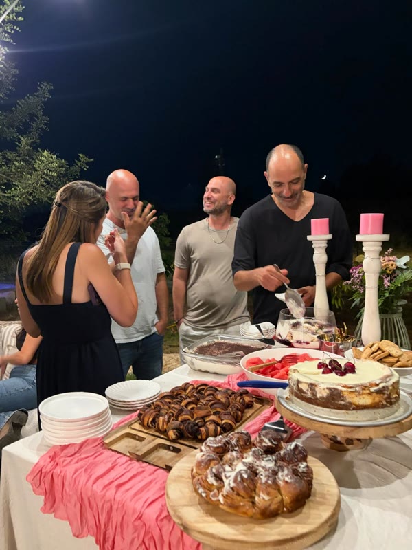 אורחים סביב שולחן הקינוחים