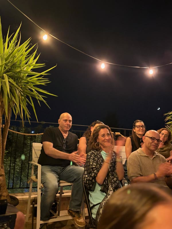 הקהל מוחא כפיים תחת שרשראות אורות