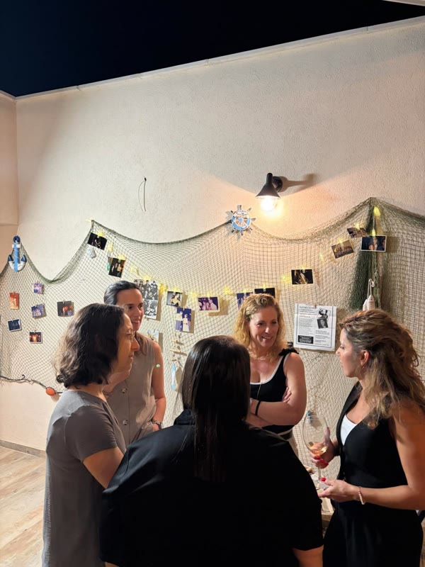 אורחות ליד קיר הזיכרונות