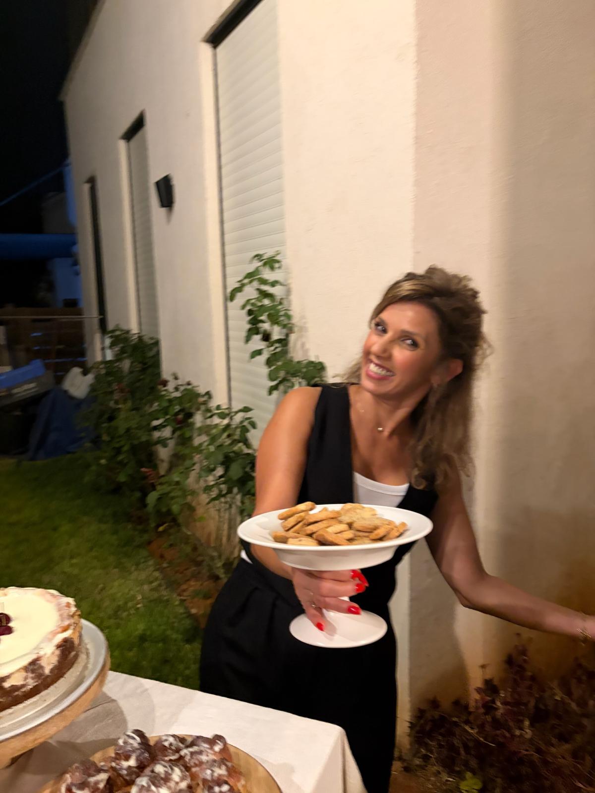 סימה ליד שולחן הקינוחים